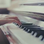 Раскрытие музыкального потенциала: уроки игры на фортепиано для взрослых в Москве